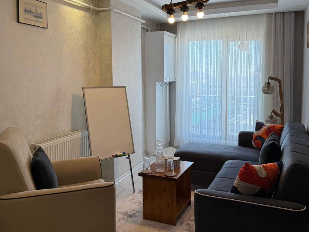 Klinikte terapi odası, koltuk ve yazı tahtası